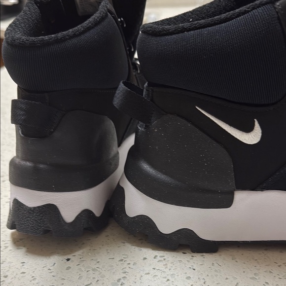 Nike Black Sneakers Sleek Design - Picture 8 of 9